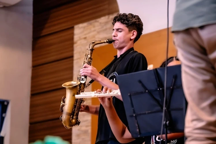 Aluno do ICA tocando saxofone.